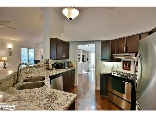 32 Nettleton Court, Collingwood, ON - Indoor Photo Showing Kitchen With Stainless Steel Kitchen With Double Sink With Upgraded Kitchen