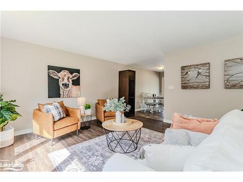 80 Ceramic Mine Road Road, Huntsville, ON - Indoor Photo Showing Living Room