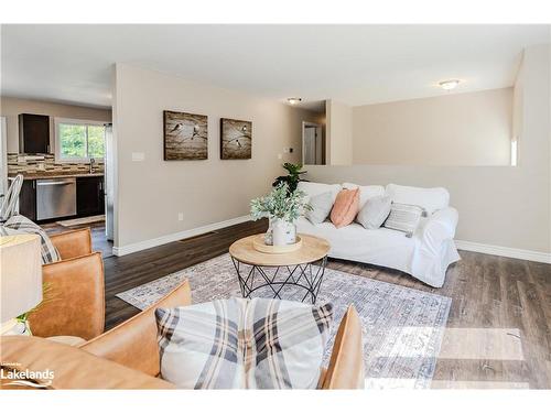 80 Ceramic Mine Road Road, Huntsville, ON - Indoor Photo Showing Living Room