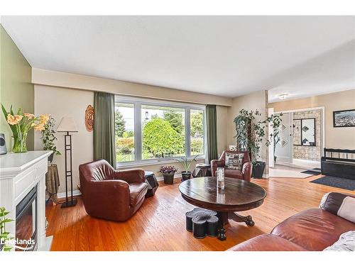 31 Saunders Street, Collingwood, ON - Indoor Photo Showing Living Room