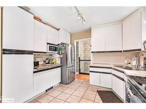 31 Saunders Street, Collingwood, ON - Indoor Photo Showing Kitchen With Double Sink