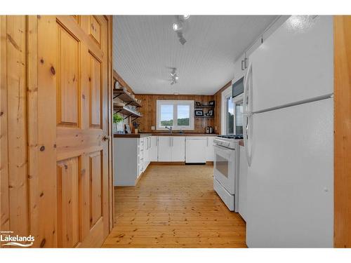 1433 South Horn Lake Road, Ryerson, ON - Indoor Photo Showing Kitchen