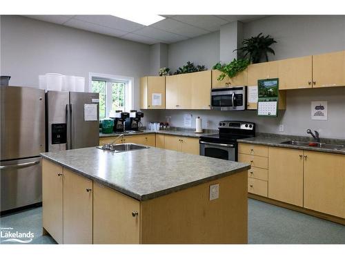 60 Pennsylvania Avenue, Wasaga Beach, ON - Indoor Photo Showing Kitchen With Double Sink