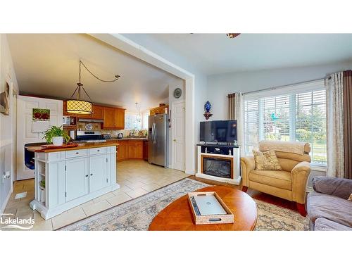 60 Pennsylvania Avenue, Wasaga Beach, ON - Indoor Photo Showing Living Room