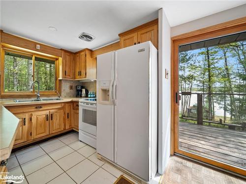 275 North Menominee Lake Road, Huntsville, ON - Indoor Photo Showing Kitchen With Double Sink