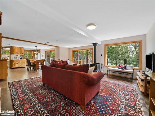 275 North Menominee Lake Road, Huntsville, ON - Indoor Photo Showing Living Room