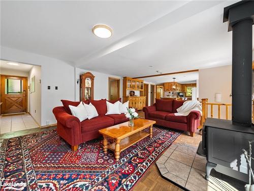 275 North Menominee Lake Road, Huntsville, ON - Indoor Photo Showing Living Room