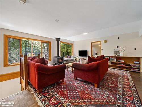 275 North Menominee Lake Road, Huntsville, ON - Indoor Photo Showing Living Room