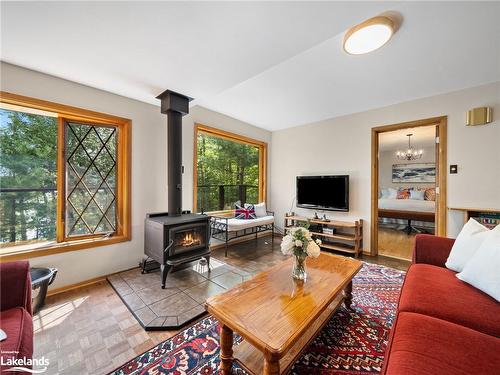 275 North Menominee Lake Road, Huntsville, ON - Indoor Photo Showing Living Room