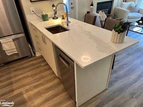 88-23 Dawson Drive, Collingwood, ON - Indoor Photo Showing Kitchen