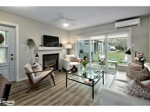 88-23 Dawson Drive, Collingwood, ON - Indoor Photo Showing Living Room With Fireplace