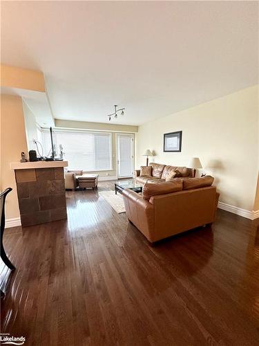 524 Mariners Way, Collingwood, ON - Indoor Photo Showing Living Room