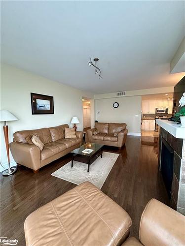 524 Mariners Way, Collingwood, ON - Indoor Photo Showing Living Room