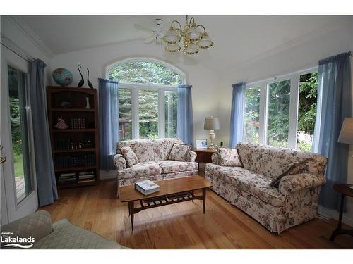 57 Springwood Crescent, Gravenhurst, ON - Indoor Photo Showing Living Room