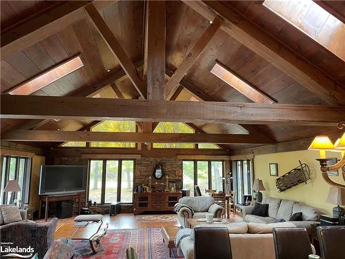 133 Arrowhead Road, The Blue Mountains, ON - Indoor Photo Showing Living Room