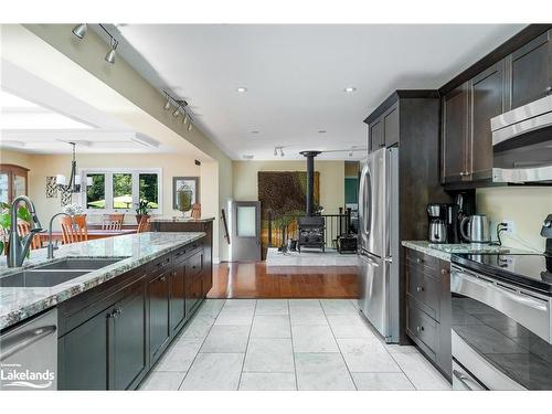 988 Sixth Street, Collingwood, ON - Indoor Photo Showing Kitchen With Stainless Steel Kitchen With Double Sink