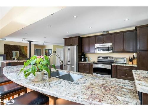 988 Sixth Street, Collingwood, ON - Indoor Photo Showing Kitchen With Stainless Steel Kitchen With Double Sink With Upgraded Kitchen