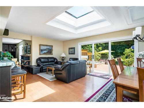 988 Sixth Street, Collingwood, ON - Indoor Photo Showing Living Room