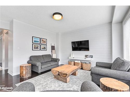 48 Mclean Avenue, Collingwood, ON - Indoor Photo Showing Living Room