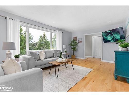 312 Hunters Bay Drive, Huntsville, ON - Indoor Photo Showing Living Room