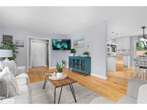 312 Hunters Bay Drive, Huntsville, ON - Indoor Photo Showing Living Room