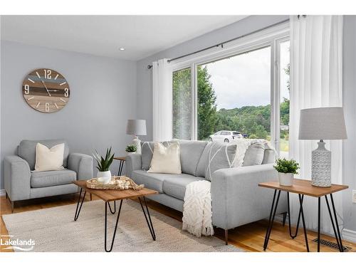 312 Hunters Bay Drive, Huntsville, ON - Indoor Photo Showing Living Room