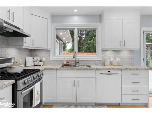 312 Hunters Bay Drive, Huntsville, ON - Indoor Photo Showing Kitchen With Double Sink With Upgraded Kitchen