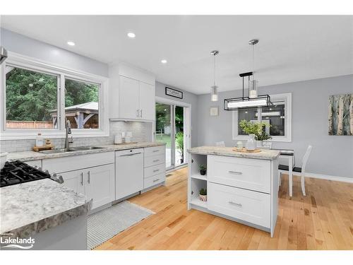 312 Hunters Bay Drive, Huntsville, ON - Indoor Photo Showing Kitchen With Double Sink With Upgraded Kitchen