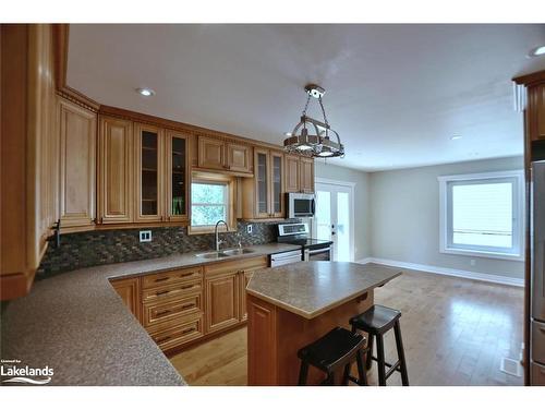 104 Knox Road E, Wasaga Beach, ON - Indoor Photo Showing Kitchen With Double Sink