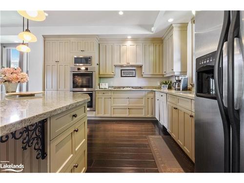 159 Snowbridge Way, The Blue Mountains, ON - Indoor Photo Showing Kitchen With Upgraded Kitchen