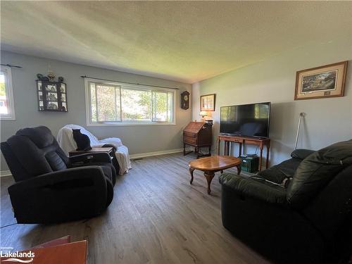 628 Bayview Drive, Midland, ON - Indoor Photo Showing Living Room