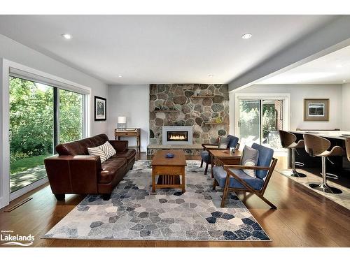 515 4Th Avenue W, Owen Sound, ON - Indoor Photo Showing Living Room With Fireplace