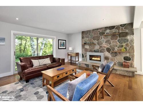 515 4Th Avenue W, Owen Sound, ON - Indoor Photo Showing Living Room With Fireplace