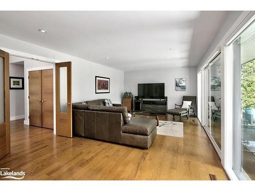 515 4Th Avenue W, Owen Sound, ON - Indoor Photo Showing Living Room