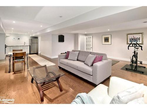 515 4Th Avenue W, Owen Sound, ON - Indoor Photo Showing Living Room