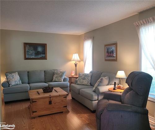 74 Pennsylvania Avenue, Wasaga Beach, ON - Indoor Photo Showing Living Room