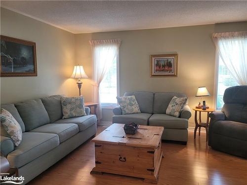 74 Pennsylvania Avenue, Wasaga Beach, ON - Indoor Photo Showing Living Room