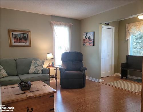 74 Pennsylvania Avenue, Wasaga Beach, ON - Indoor Photo Showing Living Room