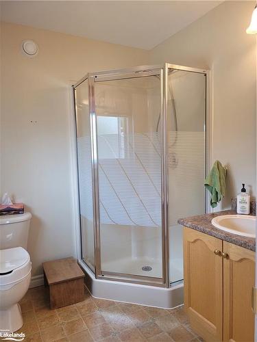 74 Pennsylvania Avenue, Wasaga Beach, ON - Indoor Photo Showing Bathroom