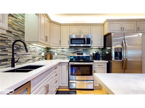 173 Greenway Drive, Wasaga Beach, ON - Indoor Photo Showing Kitchen With Double Sink With Upgraded Kitchen