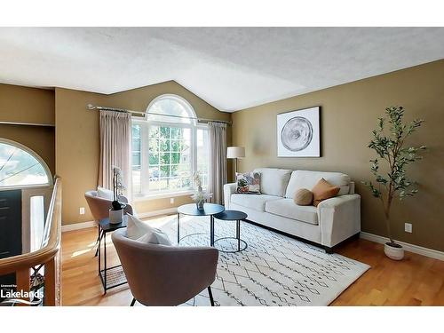 238 17Th Avenue, Hanover, ON - Indoor Photo Showing Living Room