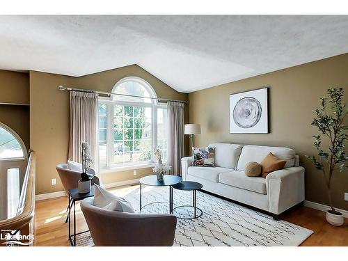 238 17Th Avenue, Hanover, ON - Indoor Photo Showing Living Room