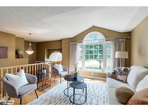 238 17Th Avenue, Hanover, ON - Indoor Photo Showing Living Room