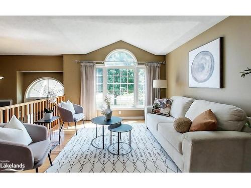 238 17Th Avenue, Hanover, ON - Indoor Photo Showing Living Room