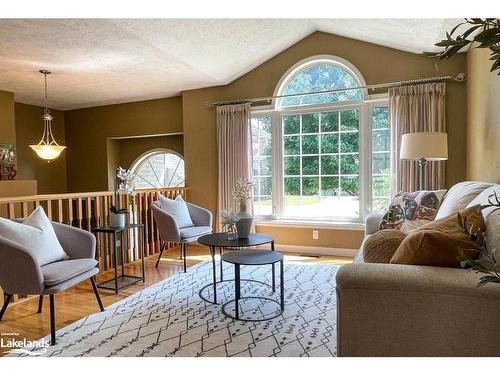 238 17Th Avenue, Hanover, ON - Indoor Photo Showing Living Room