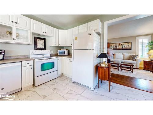 16 Kentucky Avenue, Wasaga Beach, ON - Indoor Photo Showing Kitchen