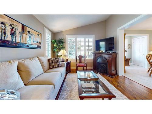 16 Kentucky Avenue, Wasaga Beach, ON - Indoor Photo Showing Living Room