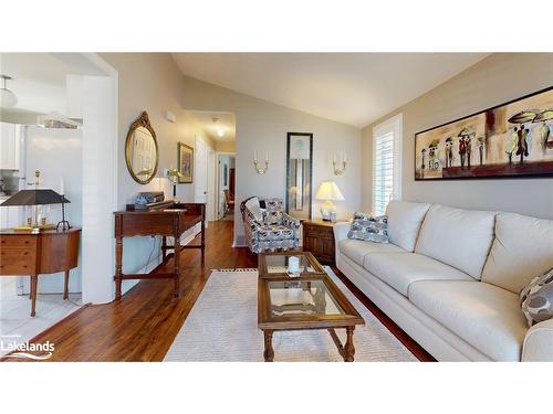 16 Kentucky Avenue, Wasaga Beach, ON - Indoor Photo Showing Living Room