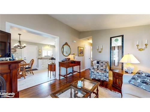 16 Kentucky Avenue, Wasaga Beach, ON - Indoor Photo Showing Living Room