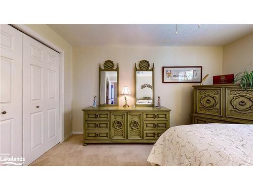 16 Kentucky Avenue, Wasaga Beach, ON - Indoor Photo Showing Bedroom